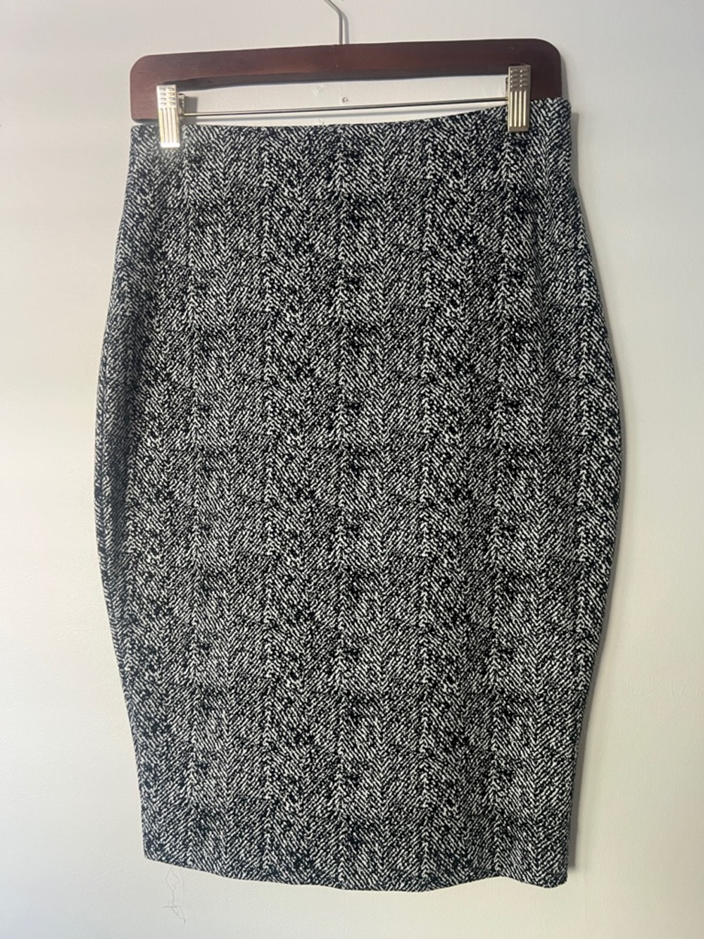 Express women’s Black/White Herringbone Pencil Skirt, pull on style, Size S